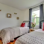 Hot Tub Getaway Close To Downtown!
