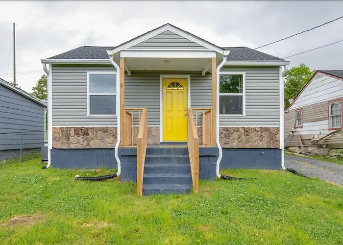 Hot Tub Getaway Close To Downtown!