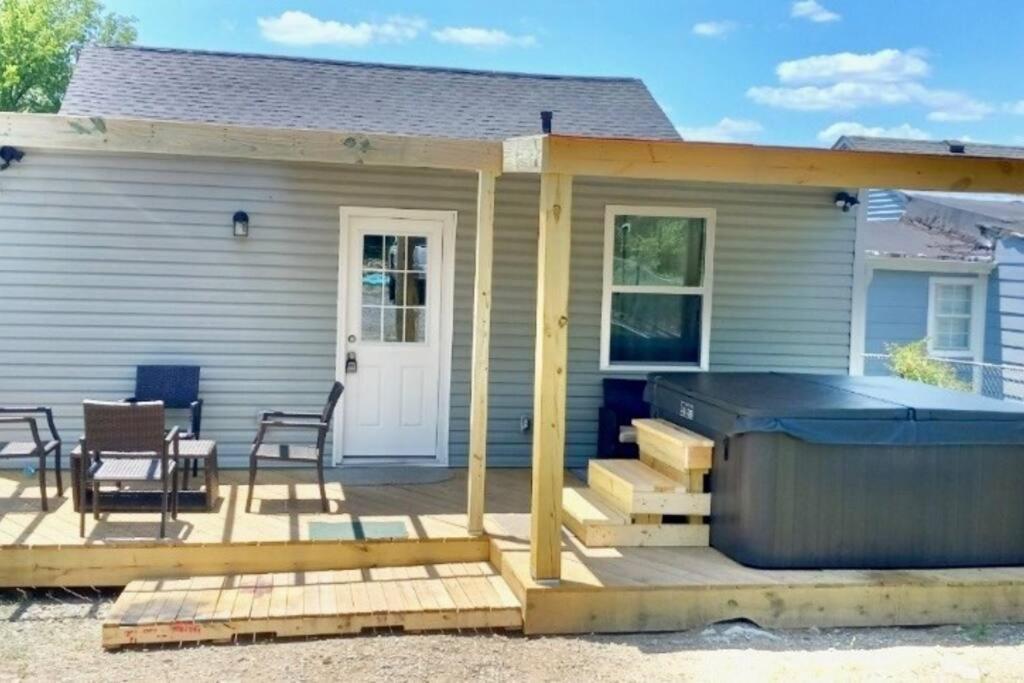 Hot Tub Getaway Close To Downtown! Holiday home
