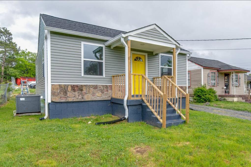 Hot Tub Getaway Close To Downtown! *