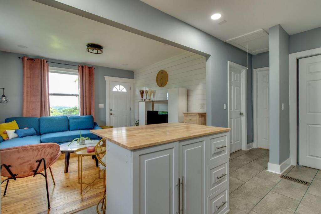 Hot Tub Getaway Close To Downtown!