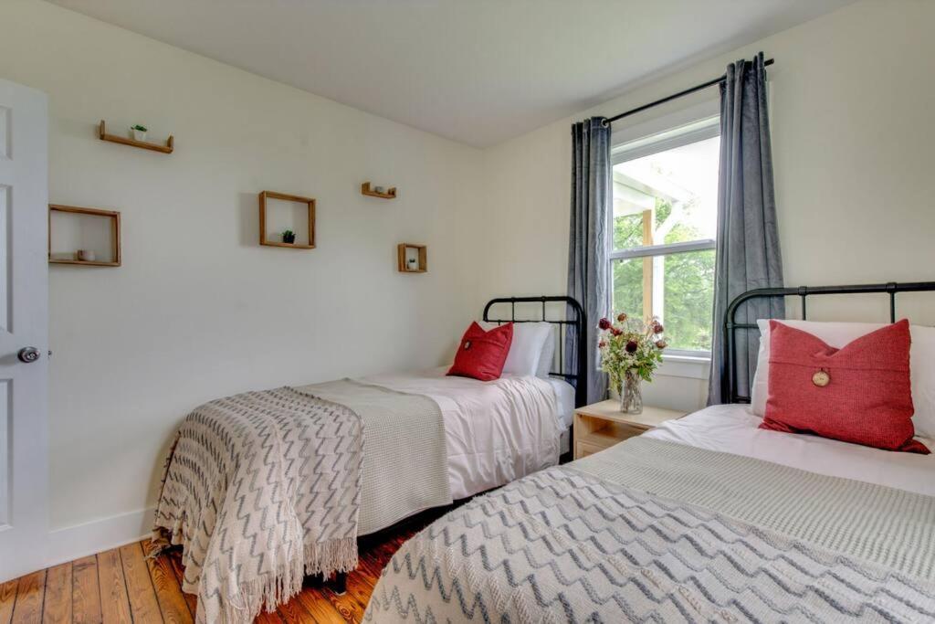 Holiday home Hot Tub Getaway Close To Downtown! *