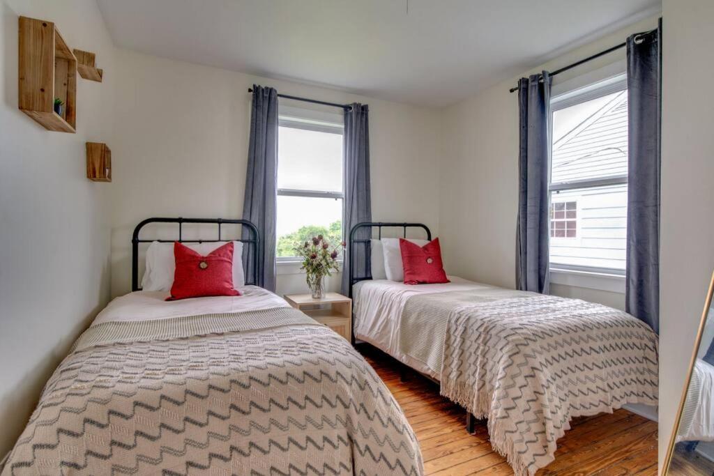 Holiday home Hot Tub Getaway Close To Downtown! *