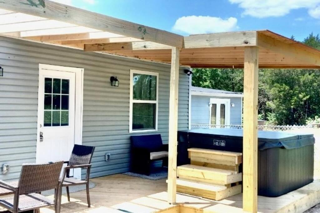 Hot Tub Getaway Close To Downtown! *