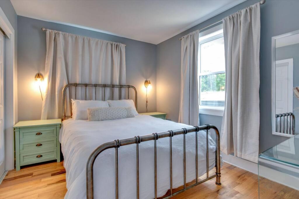 Hot Tub Getaway Close To Downtown! Holiday home *