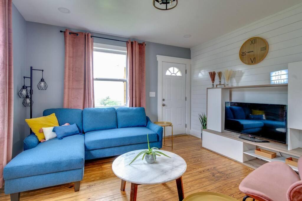 Holiday home Hot Tub Getaway Close To Downtown!