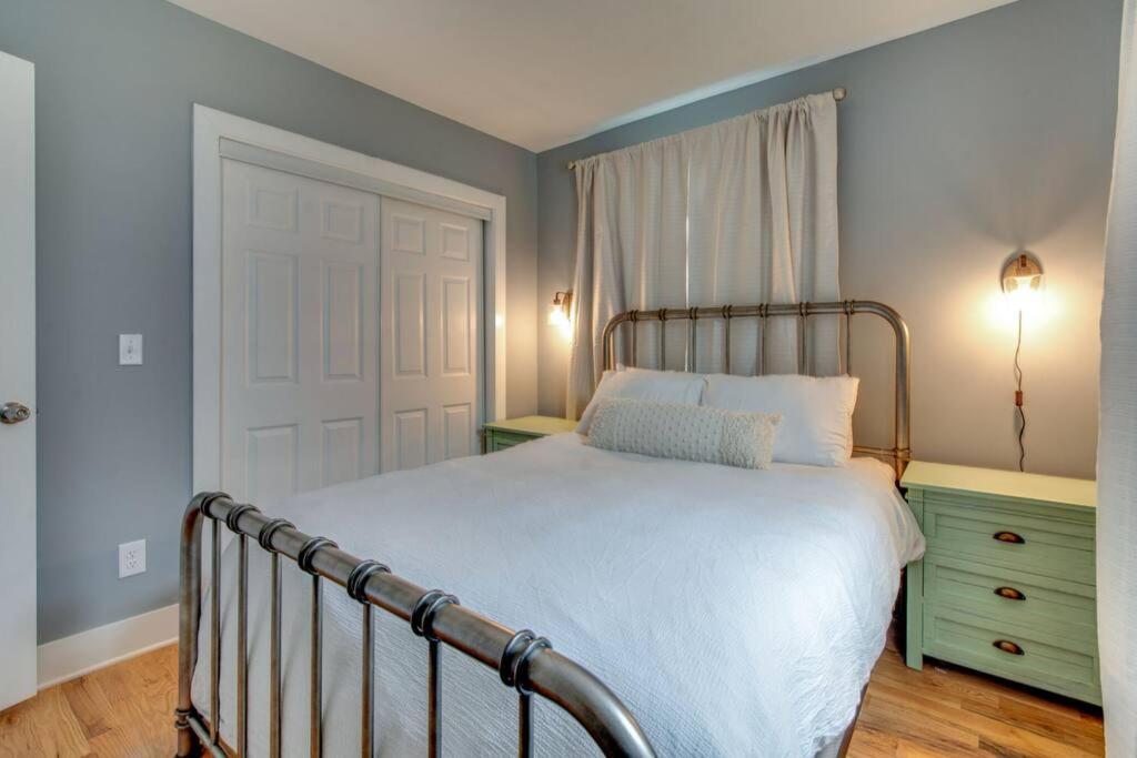 Holiday home Hot Tub Getaway Close To Downtown! *