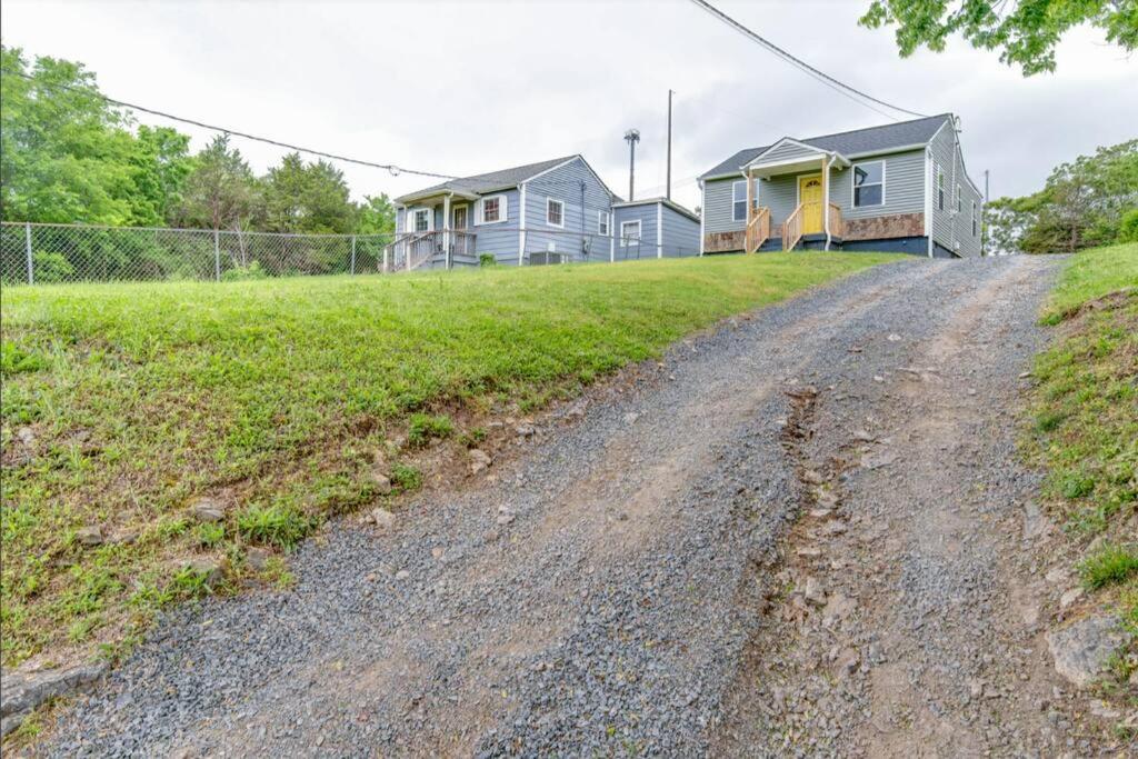 Hot Tub Getaway Close To Downtown! Holiday home