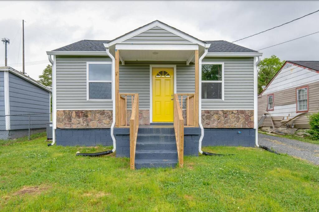 Hot Tub Getaway Close To Downtown! *